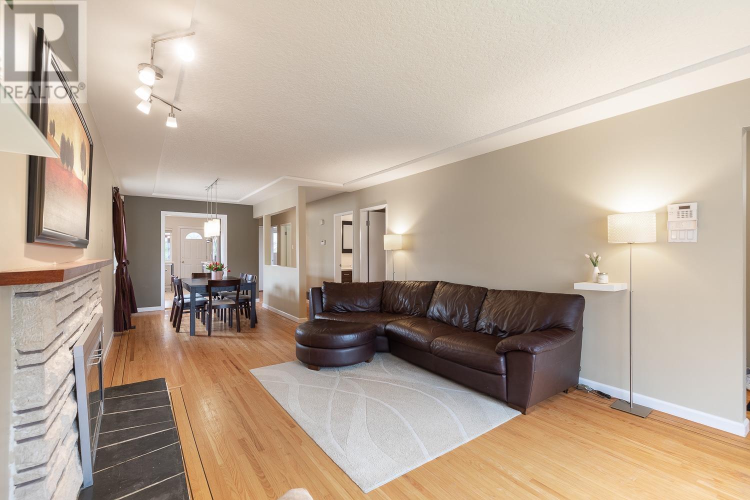 Listing Picture 5 of 33 : 2824 E 44TH AVENUE, Vancouver / 溫哥華 - 魯藝地產 Yvonne Lu Group - MLS Medallion Club Member