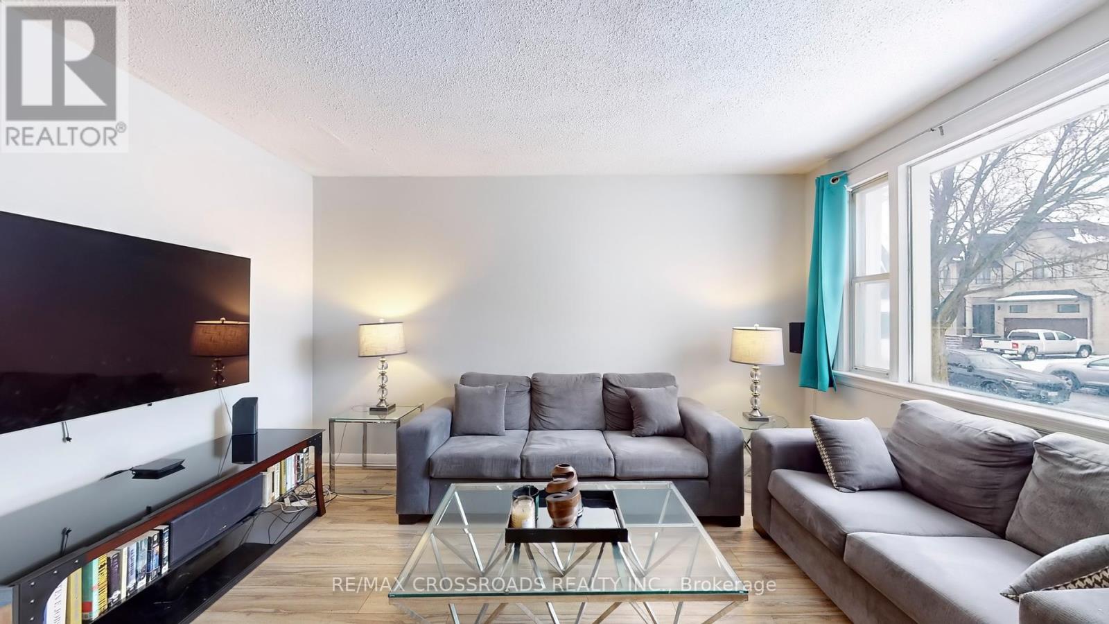 Property at 260 CONNAUGHT AVENUE image 4