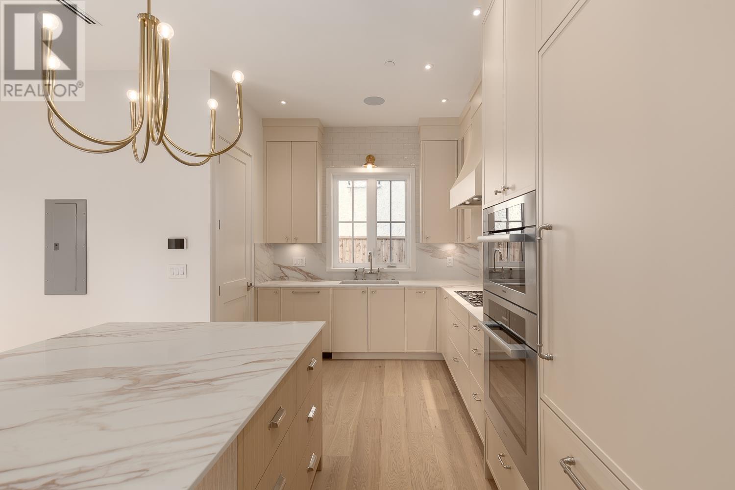 Listing Picture 10 of 27 : 1 3165 W 14TH AVENUE, Vancouver / 溫哥華 - 魯藝地產 Yvonne Lu Group - MLS Medallion Club Member