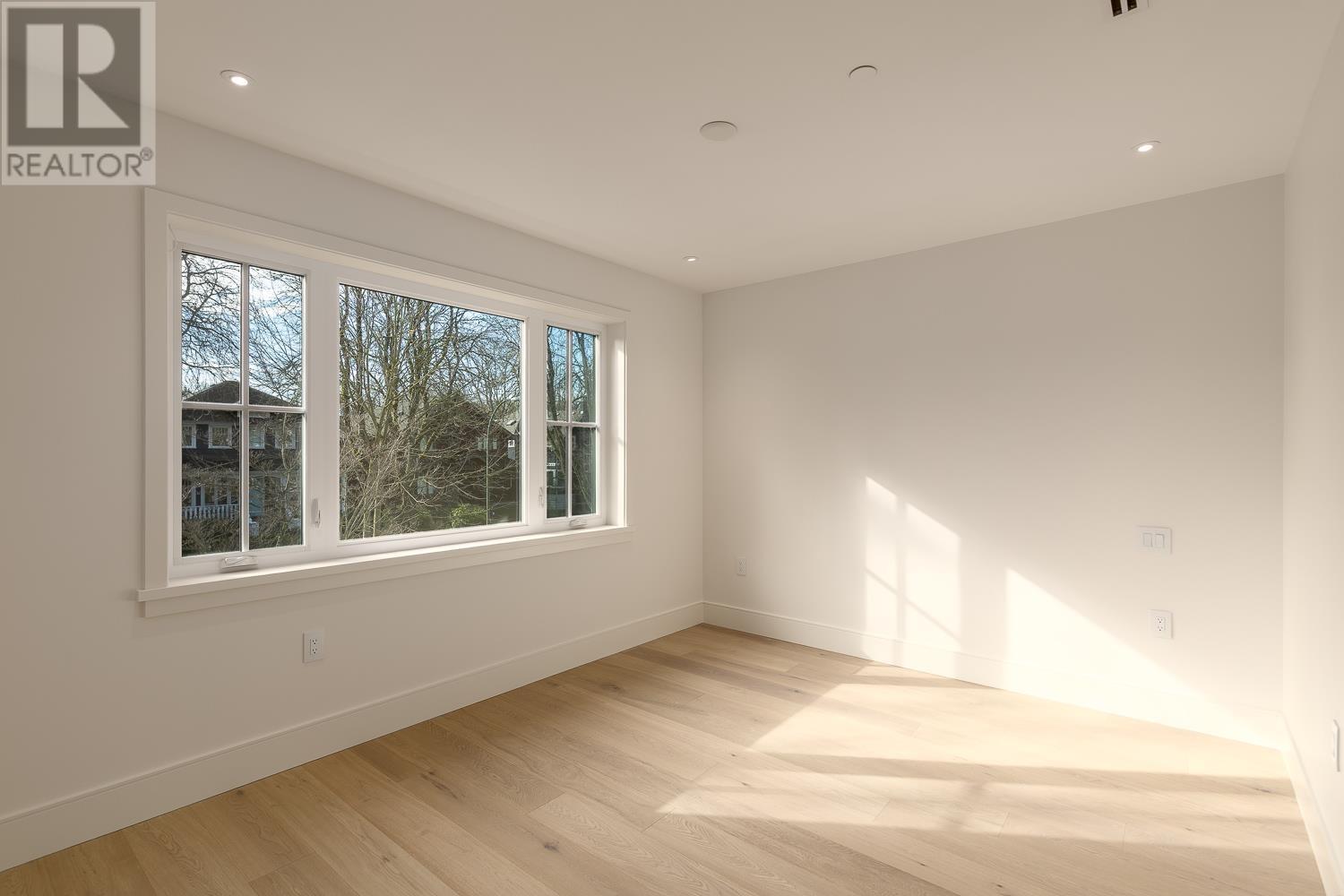 Listing Picture 12 of 27 : 1 3165 W 14TH AVENUE, Vancouver / 溫哥華 - 魯藝地產 Yvonne Lu Group - MLS Medallion Club Member