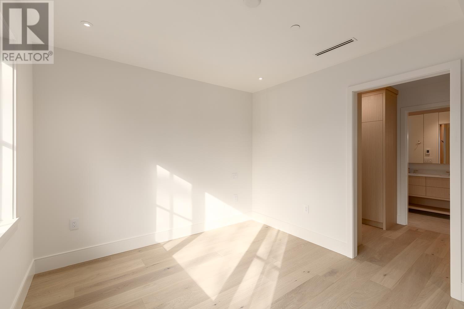 Listing Picture 13 of 27 : 1 3165 W 14TH AVENUE, Vancouver / 溫哥華 - 魯藝地產 Yvonne Lu Group - MLS Medallion Club Member