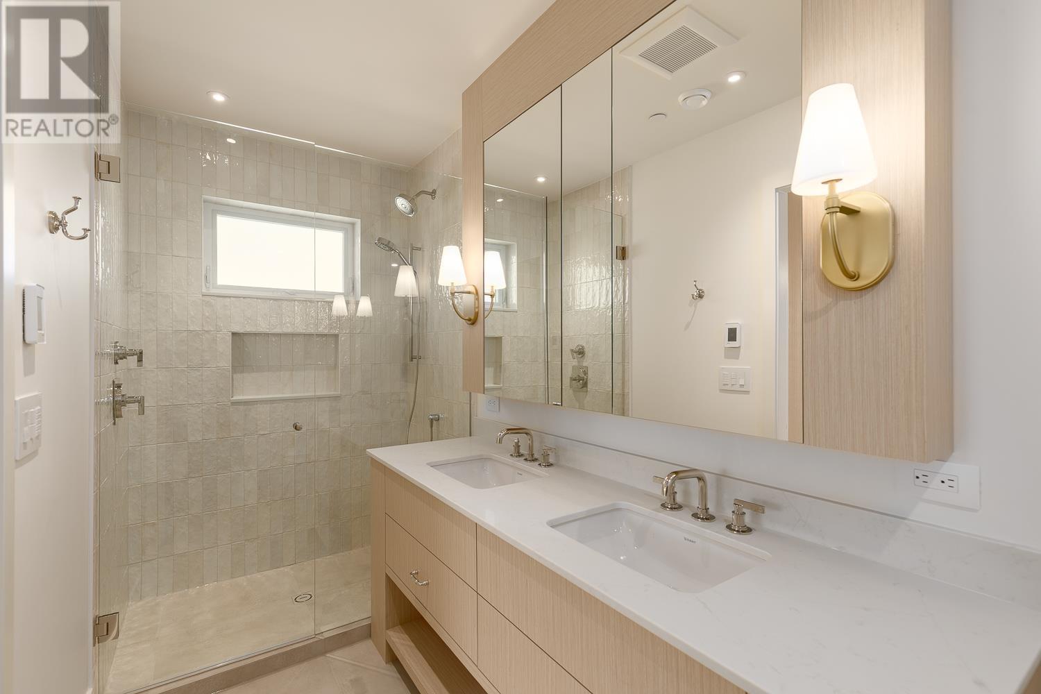 Listing Picture 15 of 27 : 1 3165 W 14TH AVENUE, Vancouver / 溫哥華 - 魯藝地產 Yvonne Lu Group - MLS Medallion Club Member