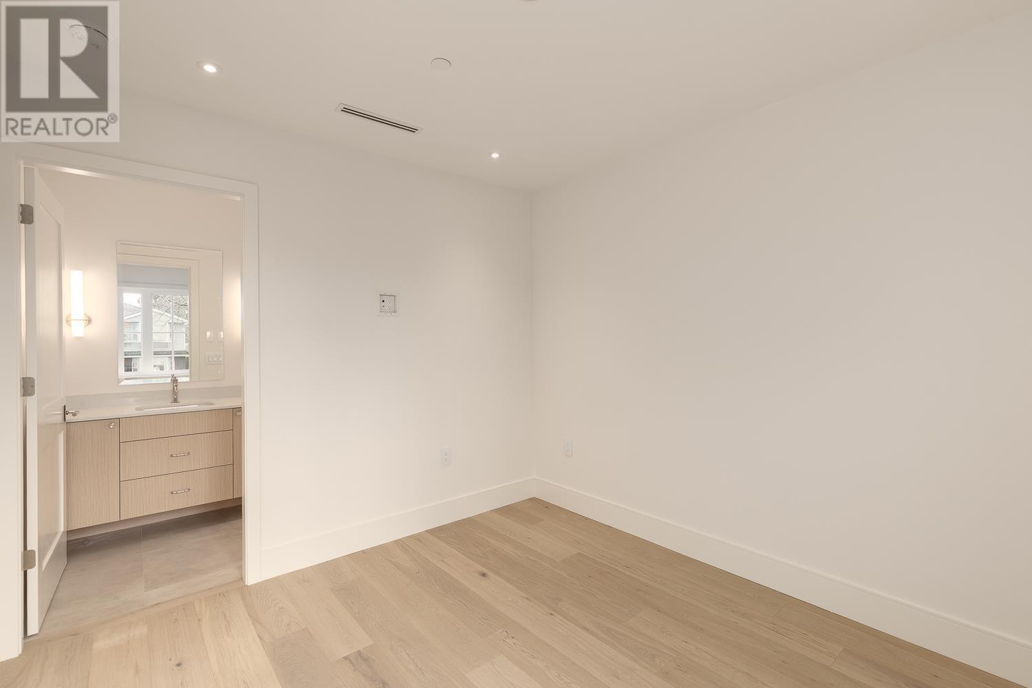 Listing Picture 17 of 27 : 1 3165 W 14TH AVENUE, Vancouver / 溫哥華 - 魯藝地產 Yvonne Lu Group - MLS Medallion Club Member