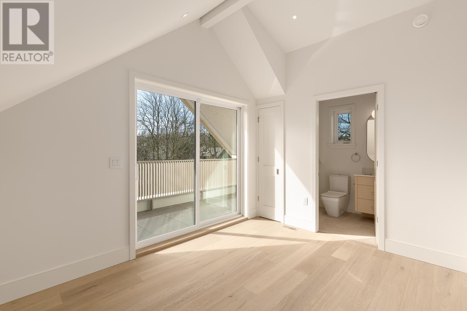 Listing Picture 19 of 27 : 1 3165 W 14TH AVENUE, Vancouver / 溫哥華 - 魯藝地產 Yvonne Lu Group - MLS Medallion Club Member