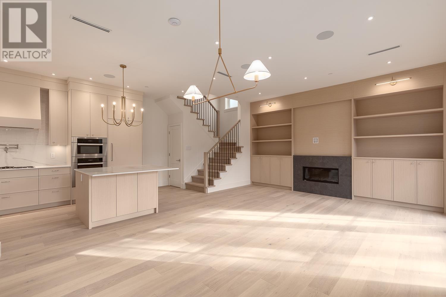 Listing Picture 2 of 27 : 1 3165 W 14TH AVENUE, Vancouver / 溫哥華 - 魯藝地產 Yvonne Lu Group - MLS Medallion Club Member