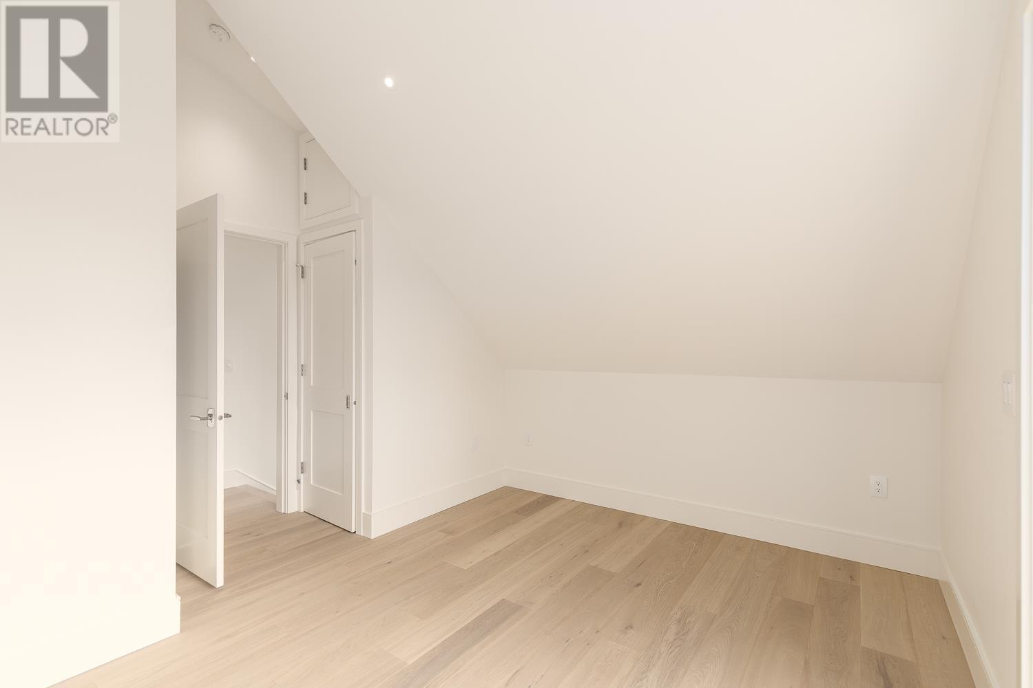 Listing Picture 20 of 27 : 1 3165 W 14TH AVENUE, Vancouver / 溫哥華 - 魯藝地產 Yvonne Lu Group - MLS Medallion Club Member