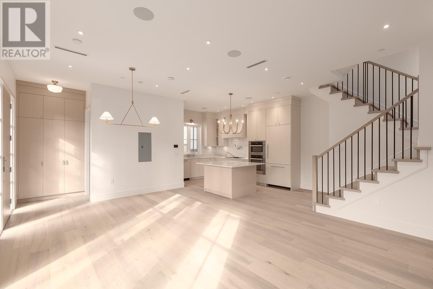 Listing Picture 3 of 27 : 1 3165 W 14TH AVENUE, Vancouver / 溫哥華 - 魯藝地產 Yvonne Lu Group - MLS Medallion Club Member