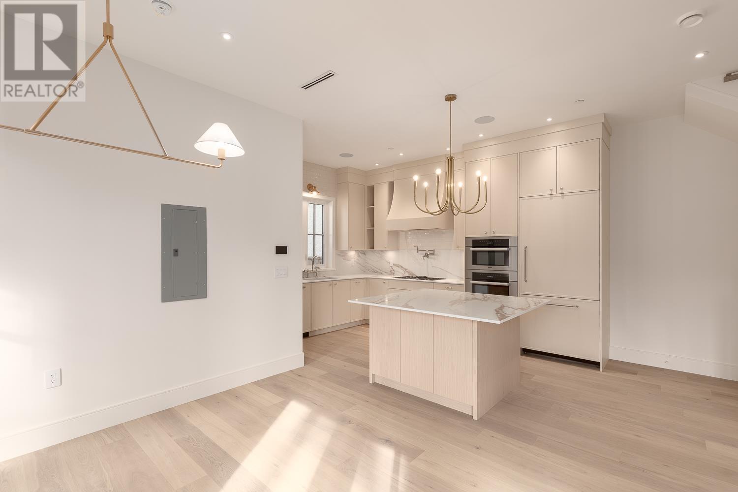 Listing Picture 8 of 27 : 1 3165 W 14TH AVENUE, Vancouver / 溫哥華 - 魯藝地產 Yvonne Lu Group - MLS Medallion Club Member