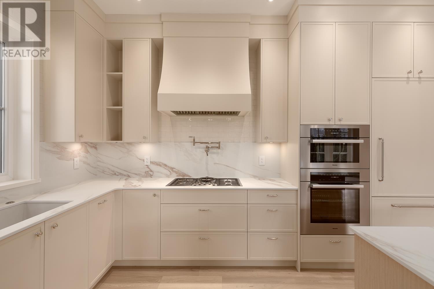 Listing Picture 9 of 27 : 1 3165 W 14TH AVENUE, Vancouver / 溫哥華 - 魯藝地產 Yvonne Lu Group - MLS Medallion Club Member