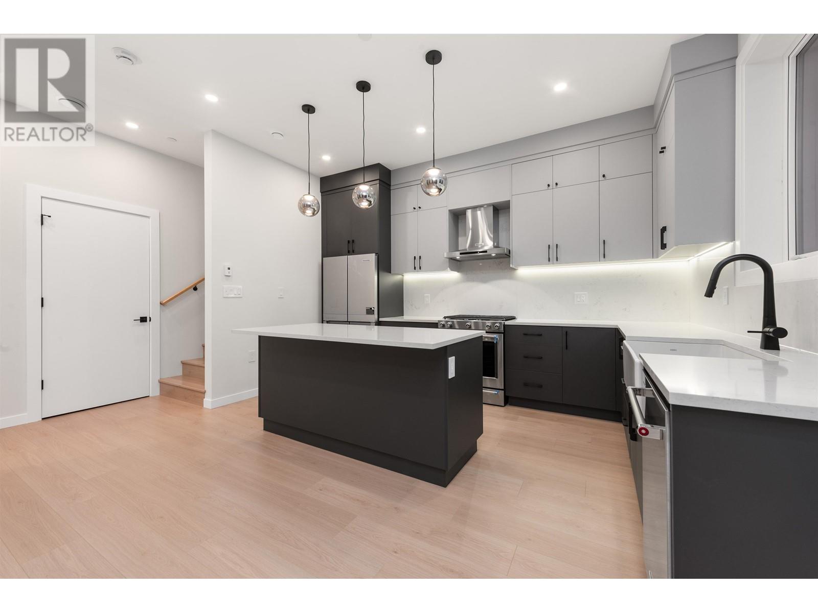 Listing Picture 10 of 40 : 2050 E 22ND AVENUE, Vancouver / 溫哥華 - 魯藝地產 Yvonne Lu Group - MLS Medallion Club Member