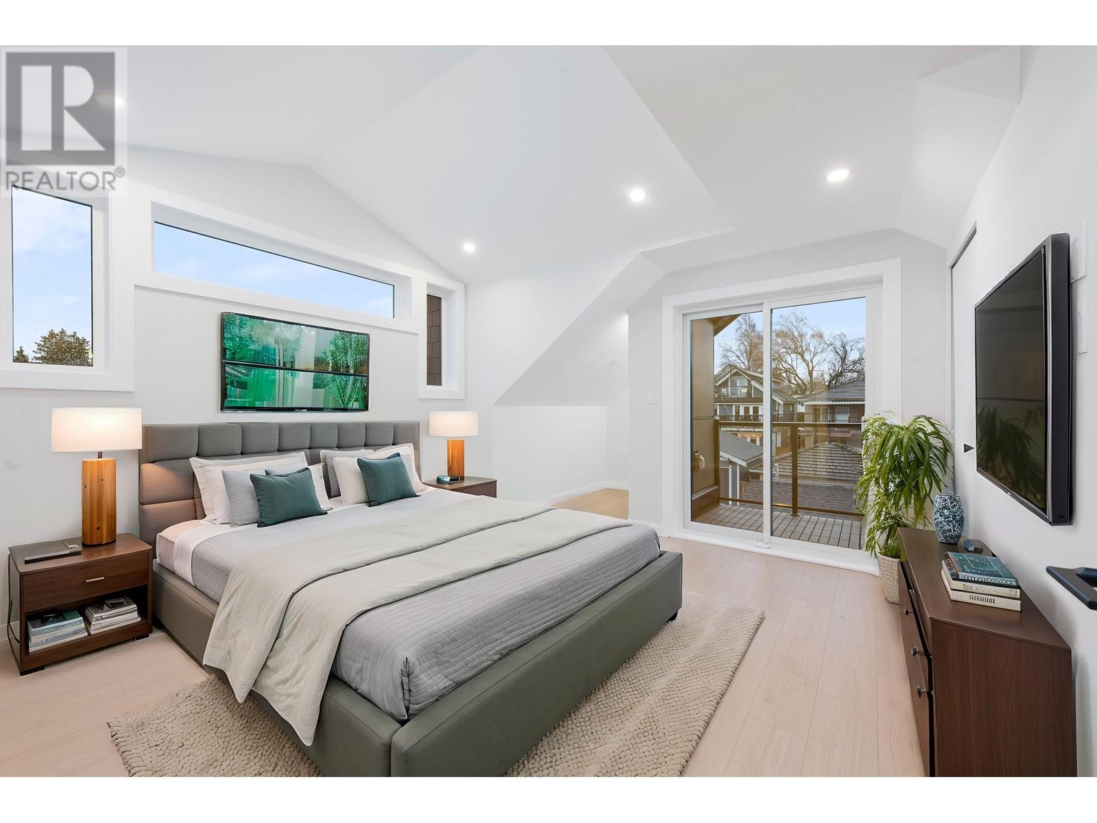 Listing Picture 2 of 40 : 2050 E 22ND AVENUE, Vancouver / 溫哥華 - 魯藝地產 Yvonne Lu Group - MLS Medallion Club Member