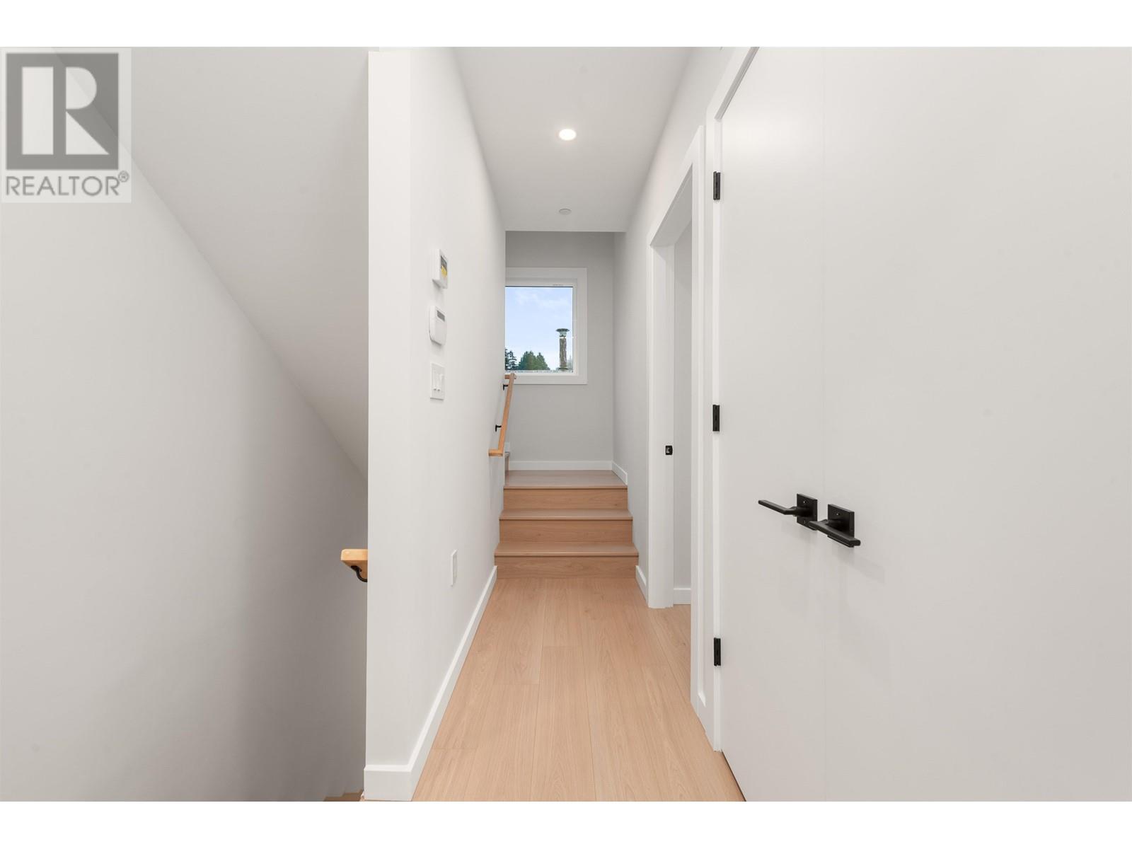 Listing Picture 21 of 40 : 2050 E 22ND AVENUE, Vancouver / 溫哥華 - 魯藝地產 Yvonne Lu Group - MLS Medallion Club Member