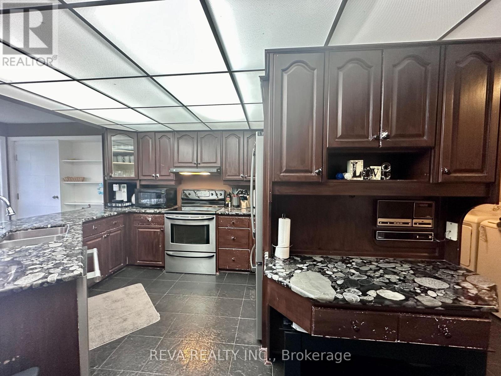 Property at 5 SHERBOURNE STREET N image 3
