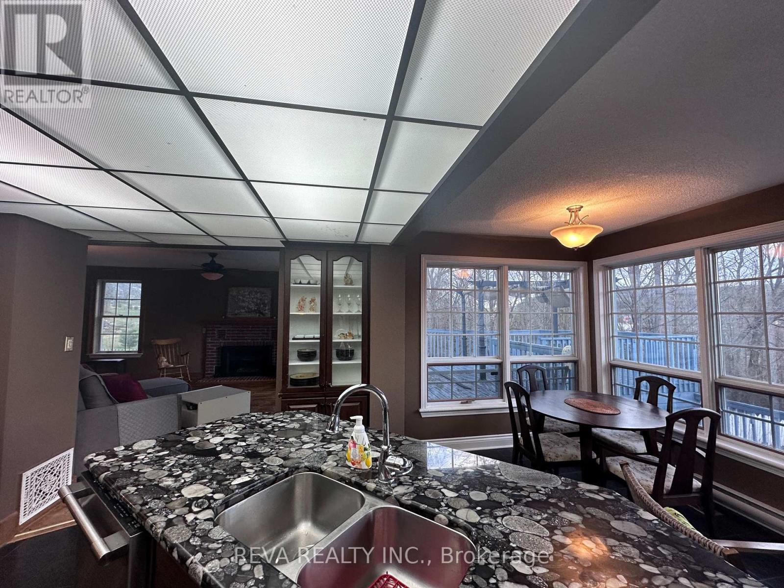 Property at 5 SHERBOURNE STREET N image 4