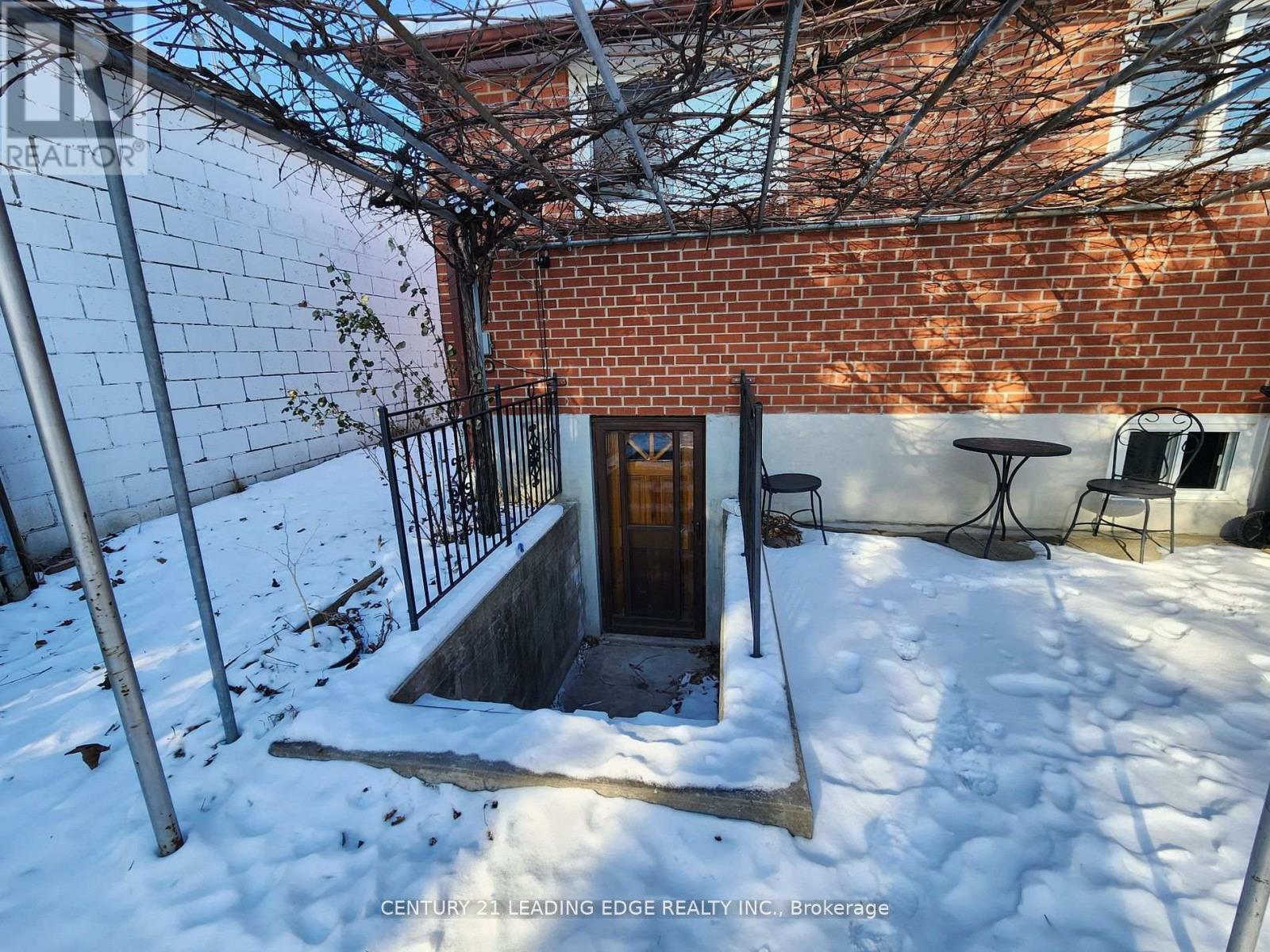 1117 Glencairn Avenue S, Toronto, Ontario  M6B 2B1 - Photo 6 - W11991622