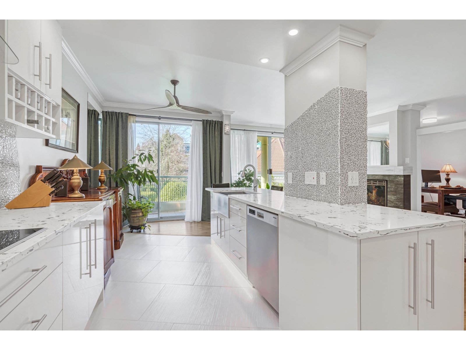 208 1765 Martin Drive, Surrey, British Columbia  V4A 9T6 - Photo 9 - R2971522