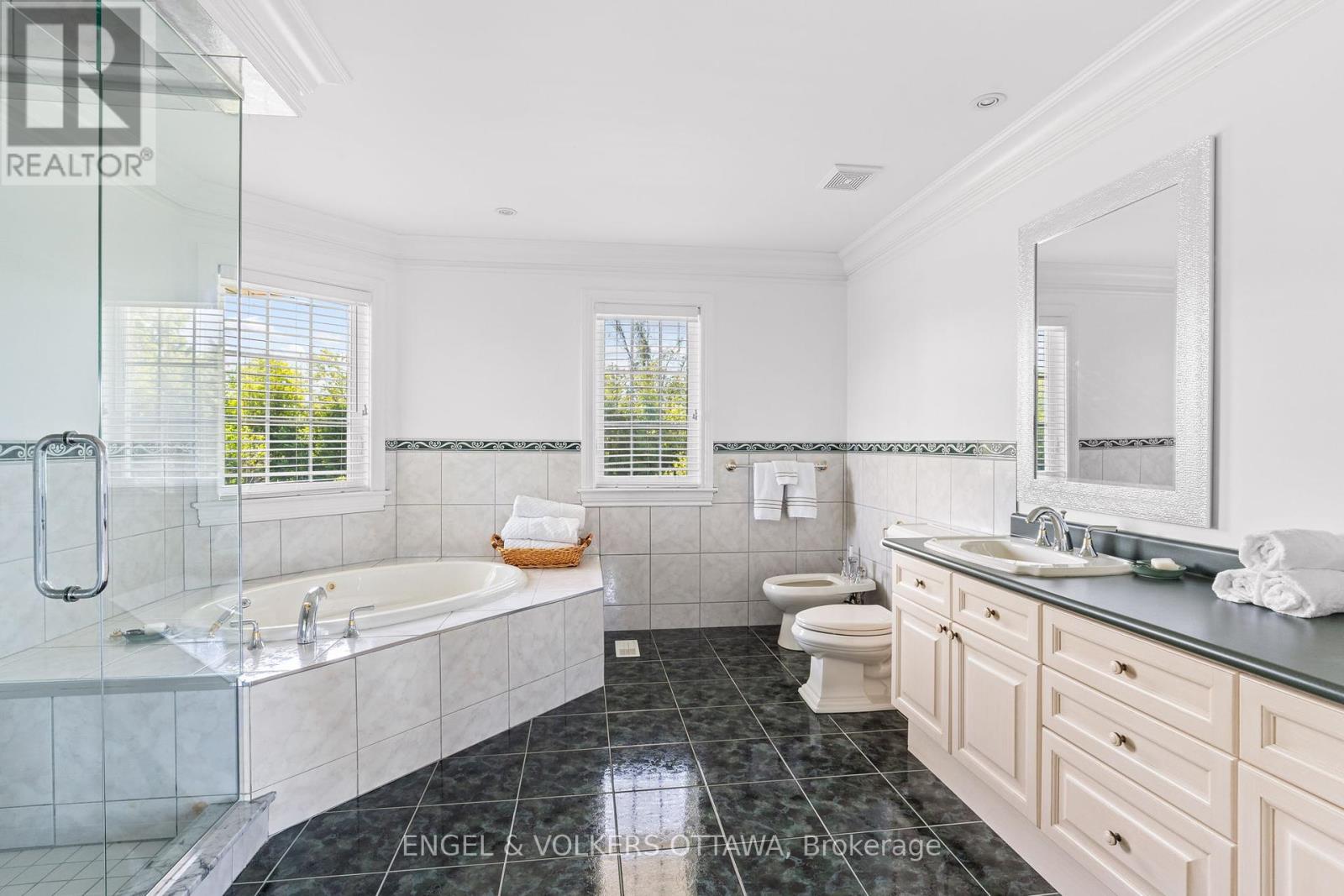 1222 CENTURY ROAD E Ottawa