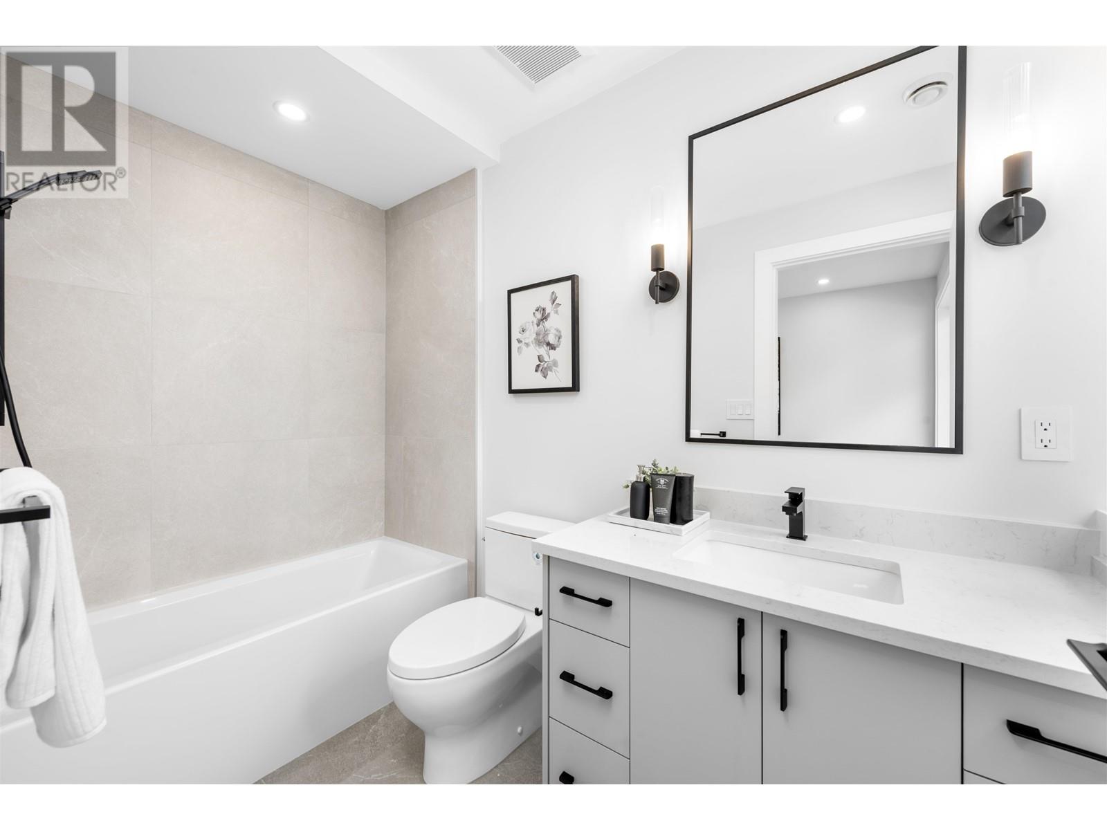 Listing Picture 21 of 39 : 2052 E 22ND AVENUE, Vancouver / 溫哥華 - 魯藝地產 Yvonne Lu Group - MLS Medallion Club Member