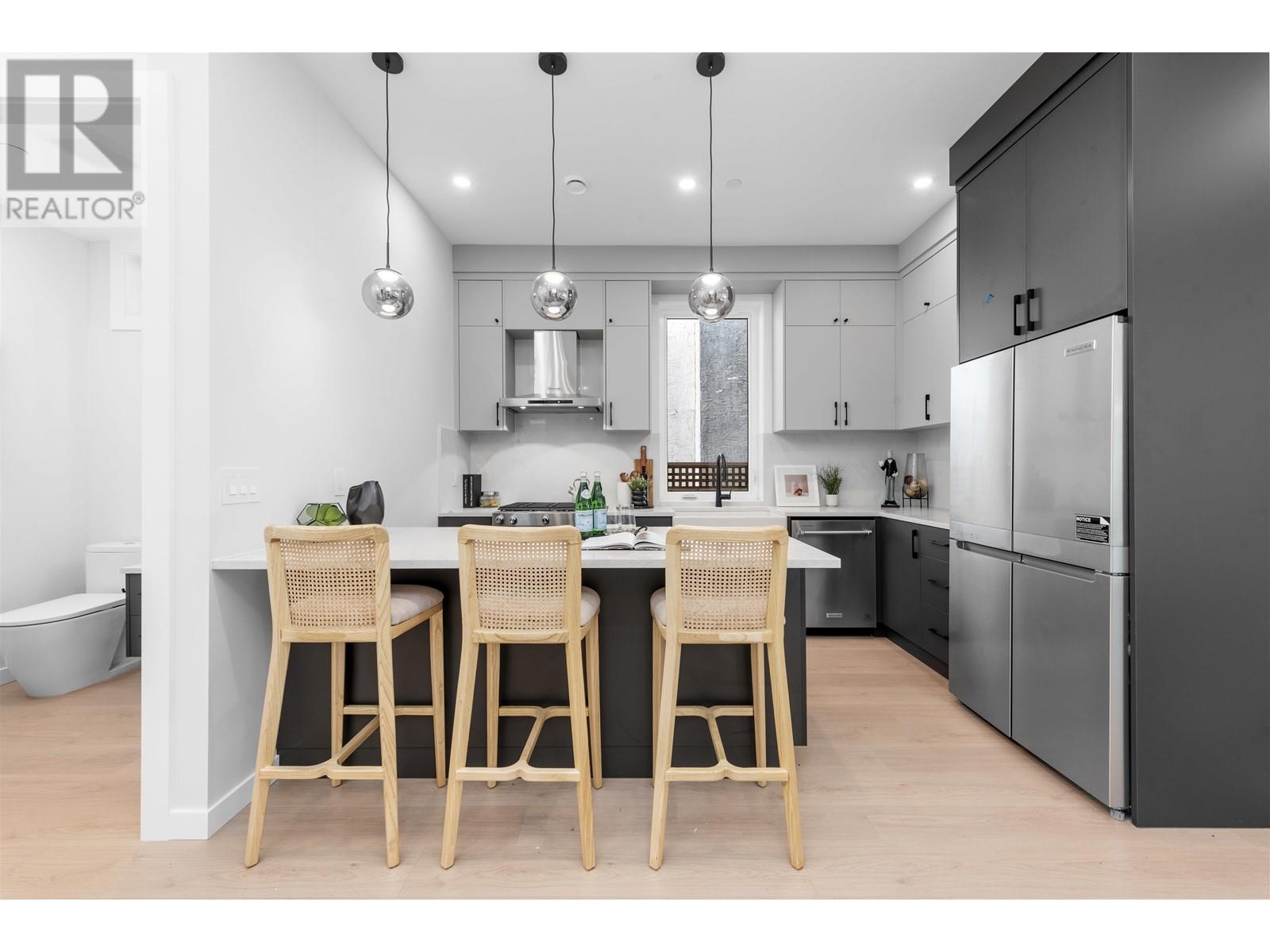 Listing Picture 3 of 39 : 2052 E 22ND AVENUE, Vancouver / 溫哥華 - 魯藝地產 Yvonne Lu Group - MLS Medallion Club Member