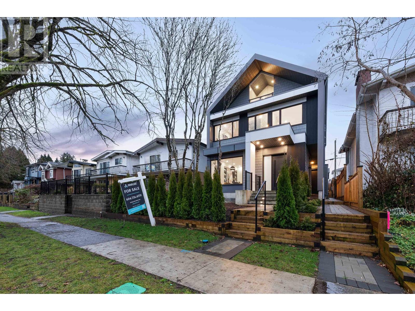 Listing Picture 32 of 39 : 2052 E 22ND AVENUE, Vancouver / 溫哥華 - 魯藝地產 Yvonne Lu Group - MLS Medallion Club Member