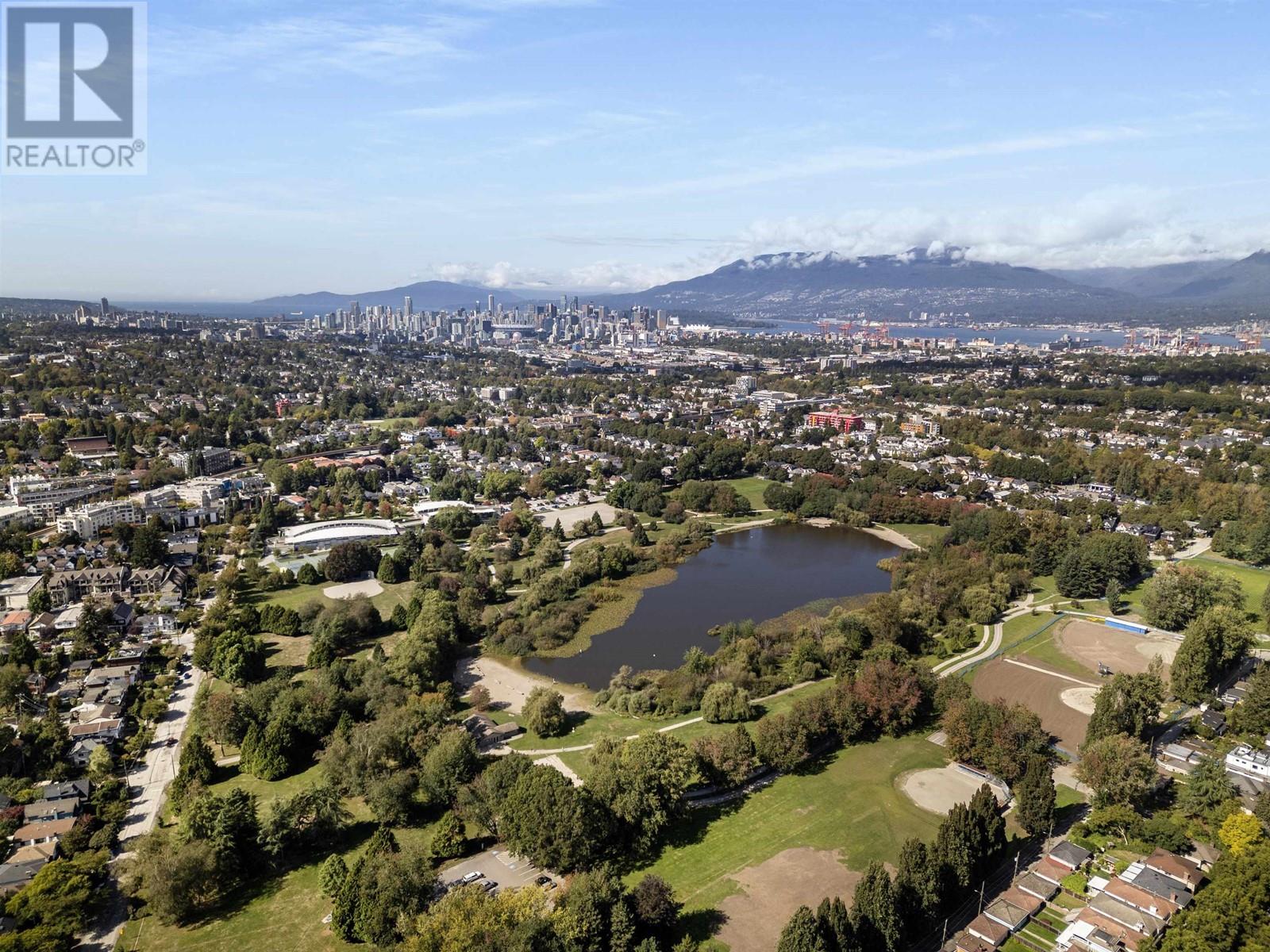 Listing Picture 34 of 39 : 2052 E 22ND AVENUE, Vancouver / 溫哥華 - 魯藝地產 Yvonne Lu Group - MLS Medallion Club Member