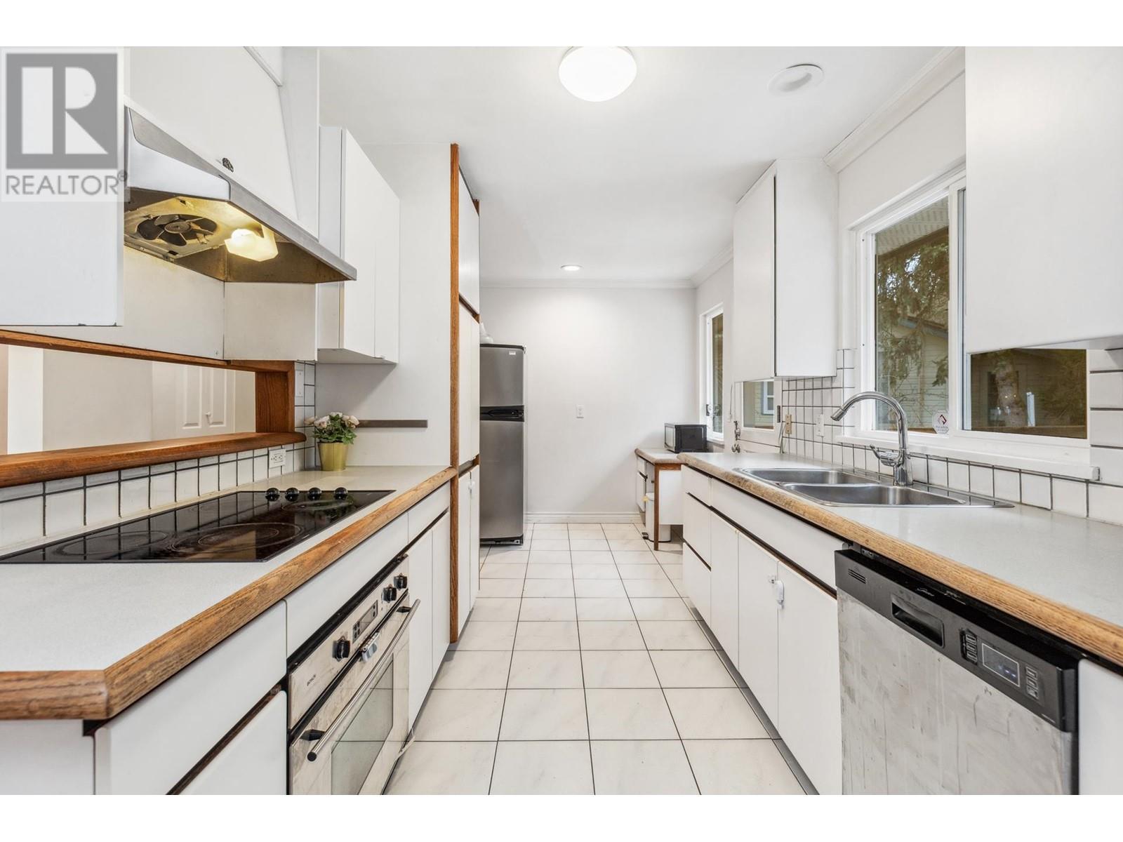 1468 Ross Road, North Vancouver, British Columbia  V7J 1V2 - Photo 10 - R2971505