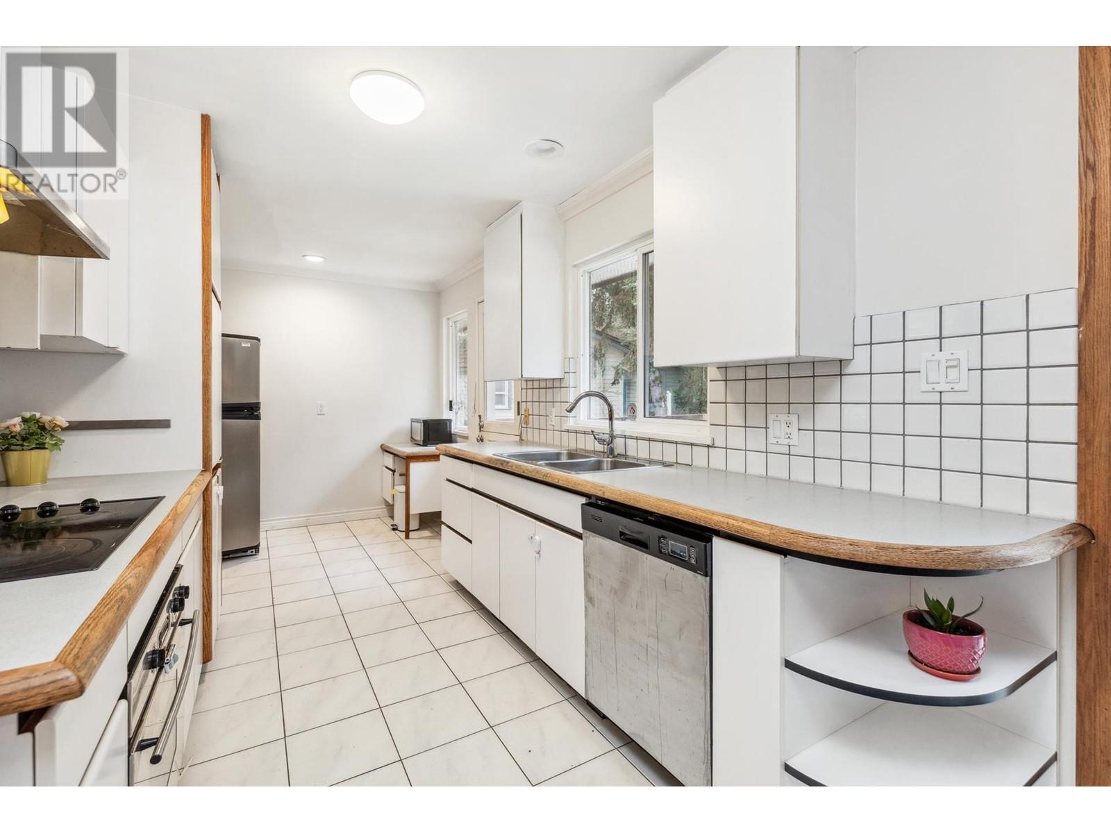 1468 Ross Road, North Vancouver, British Columbia  V7J 1V2 - Photo 11 - R2971505