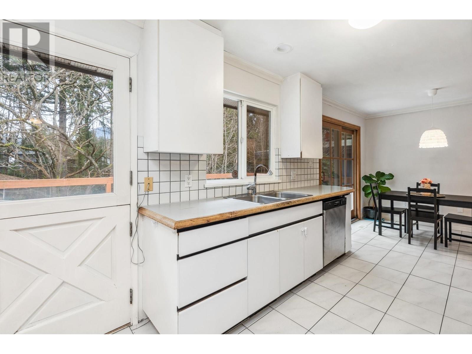 1468 Ross Road, North Vancouver, British Columbia  V7J 1V2 - Photo 12 - R2971505