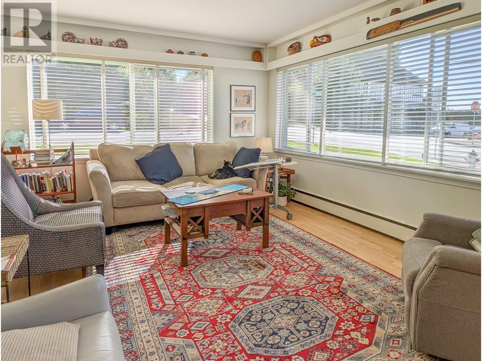 Listing Picture 3 of 13 : 101 550 ESMOND AVENUE, Burnaby / 本拿比 - 魯藝地產 Yvonne Lu Group - MLS Medallion Club Member