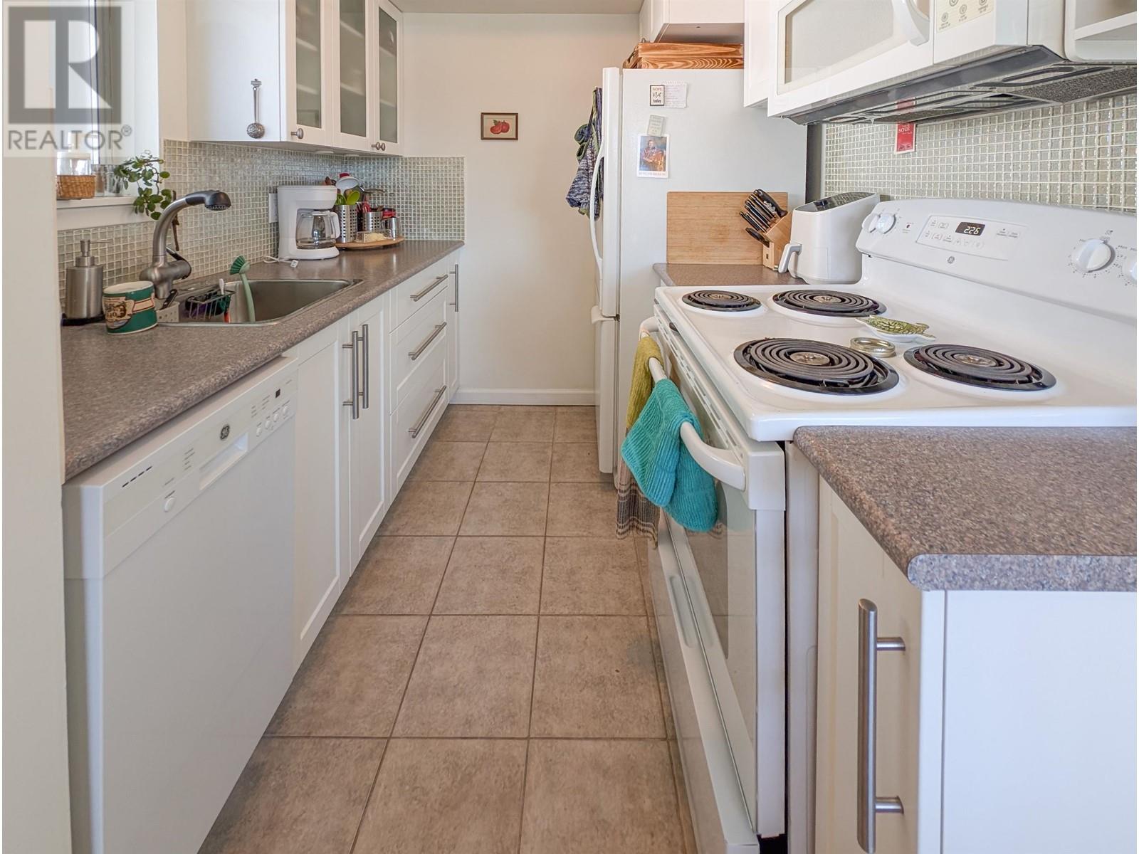 Listing Picture 7 of 13 : 101 550 ESMOND AVENUE, Burnaby / 本拿比 - 魯藝地產 Yvonne Lu Group - MLS Medallion Club Member