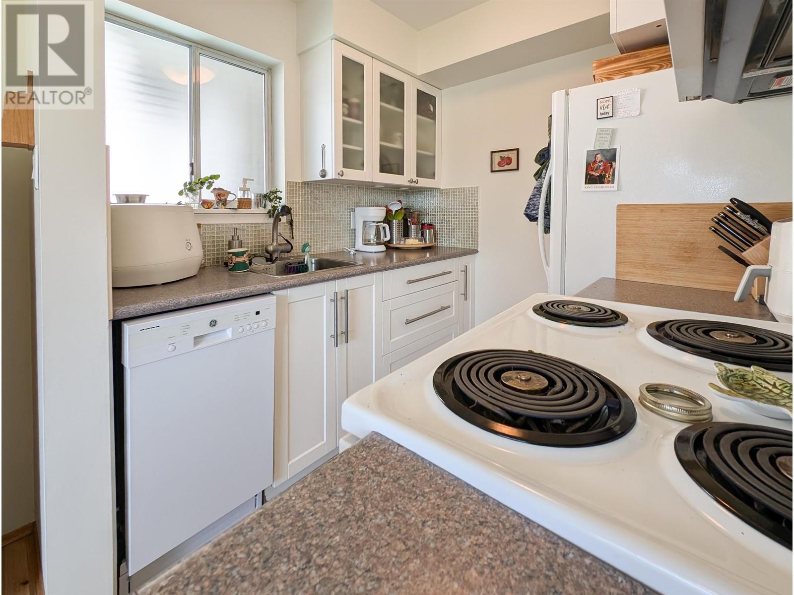 Listing Picture 8 of 13 : 101 550 ESMOND AVENUE, Burnaby / 本拿比 - 魯藝地產 Yvonne Lu Group - MLS Medallion Club Member