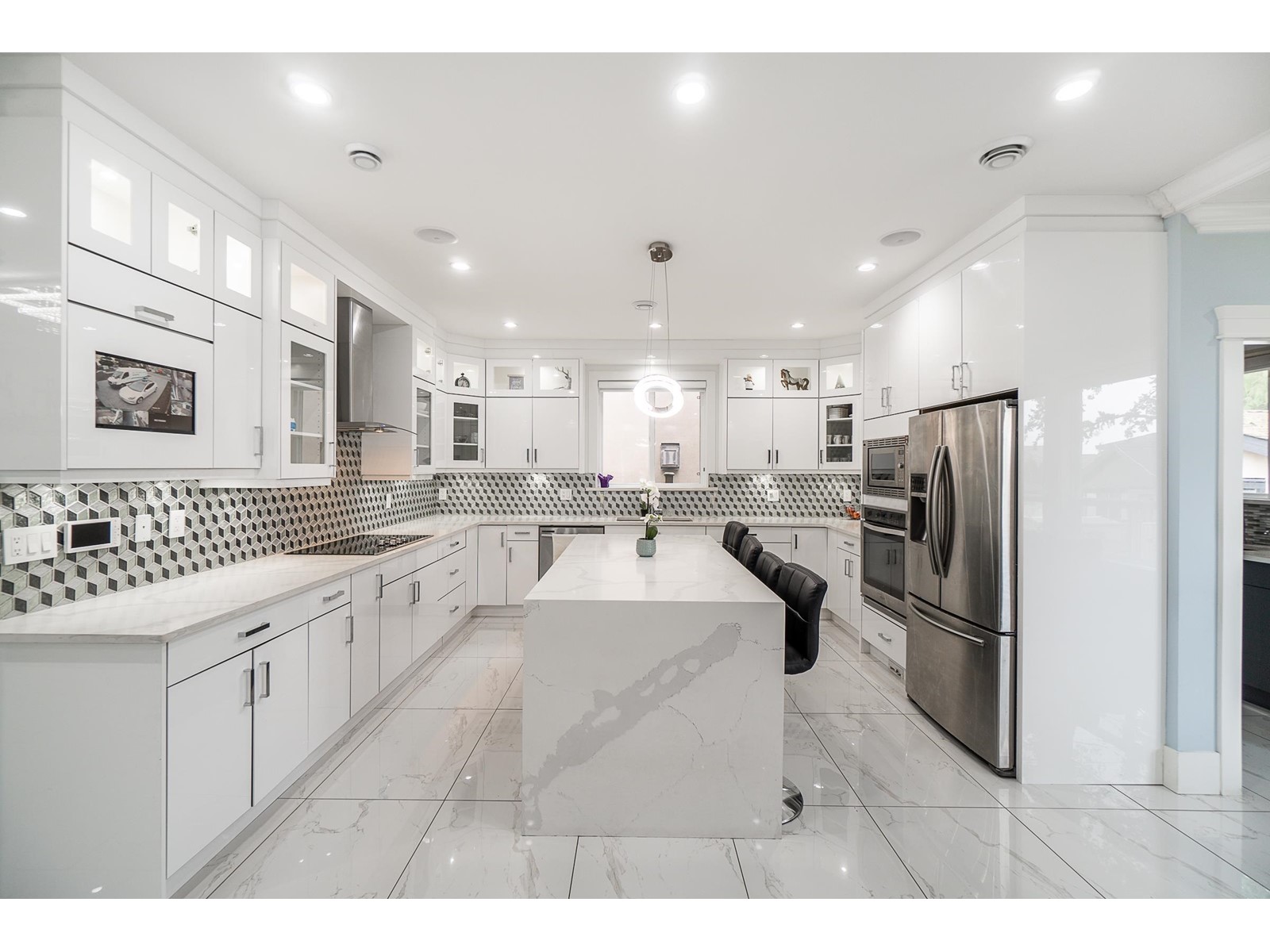 Property at 11542 80 AVENUE image 2