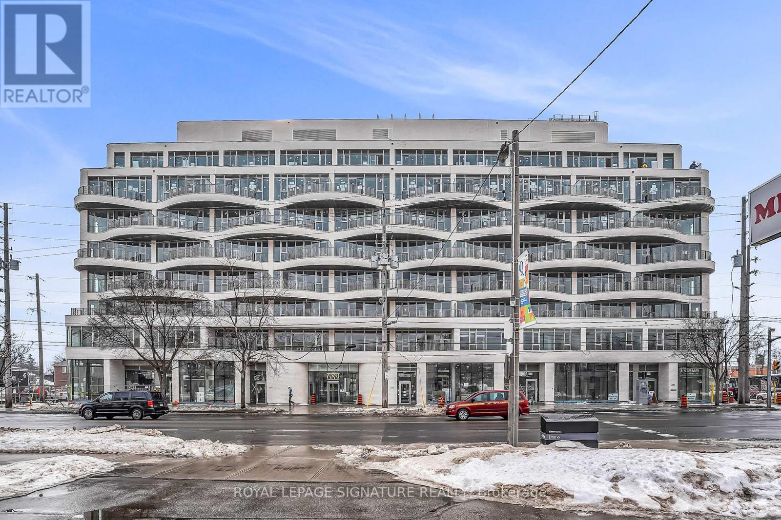 214 - 689 THE QUEENSWAY, Toronto, Ontario