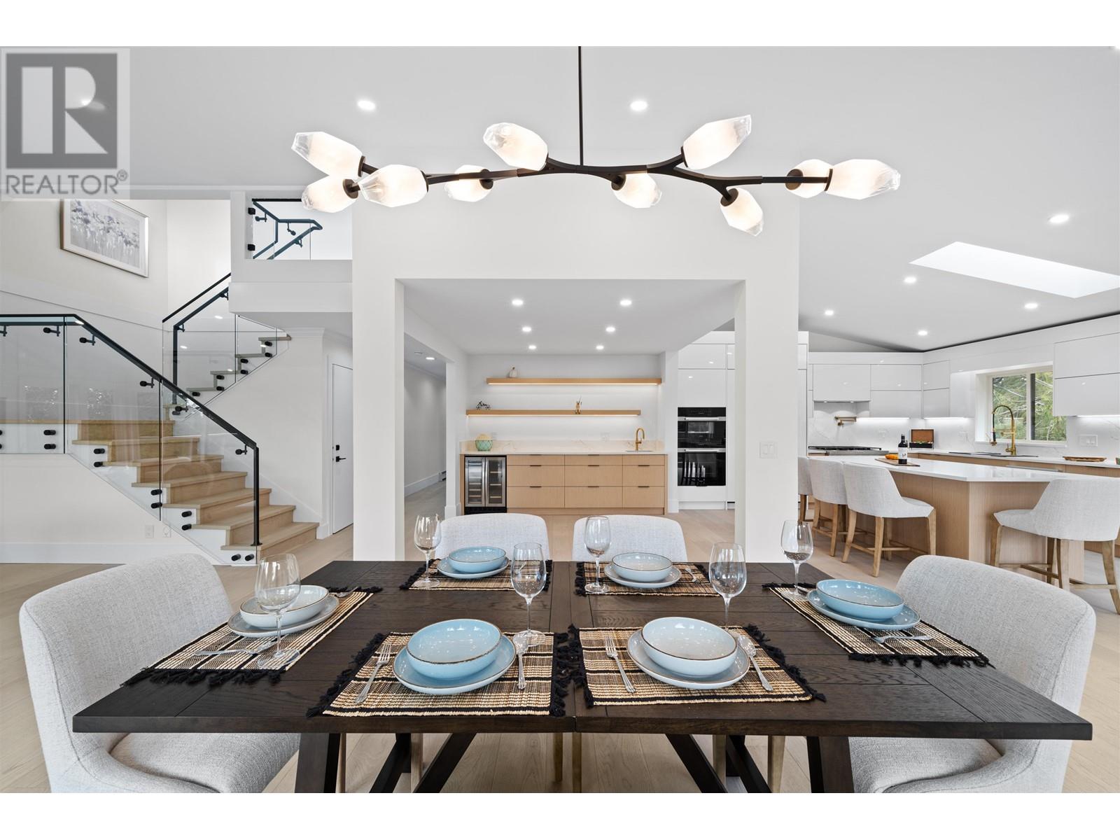 6230 Summit Avenue, West Vancouver, British Columbia  V7W 1Y2 - Photo 2 - R2970195