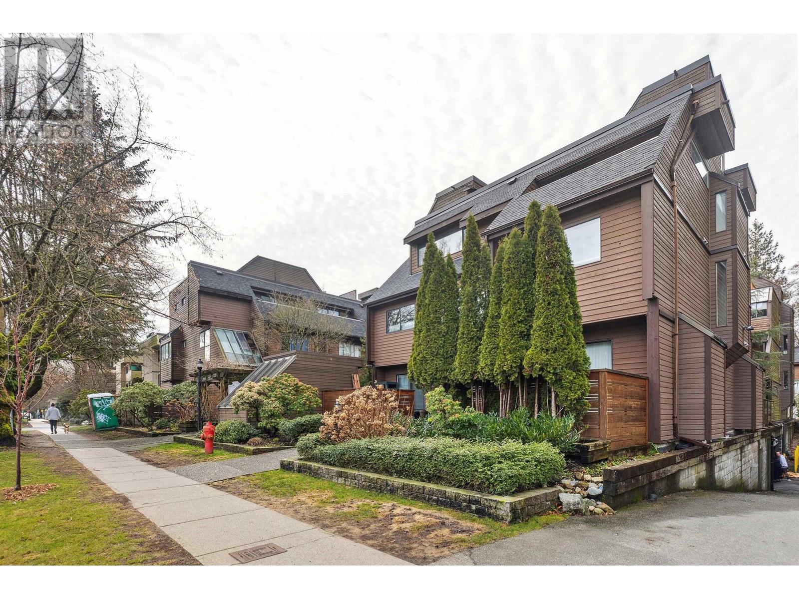 3281 Mountain Highway, North Vancouver, British Columbia  V7K 2H4 - Photo 1 - R2971636