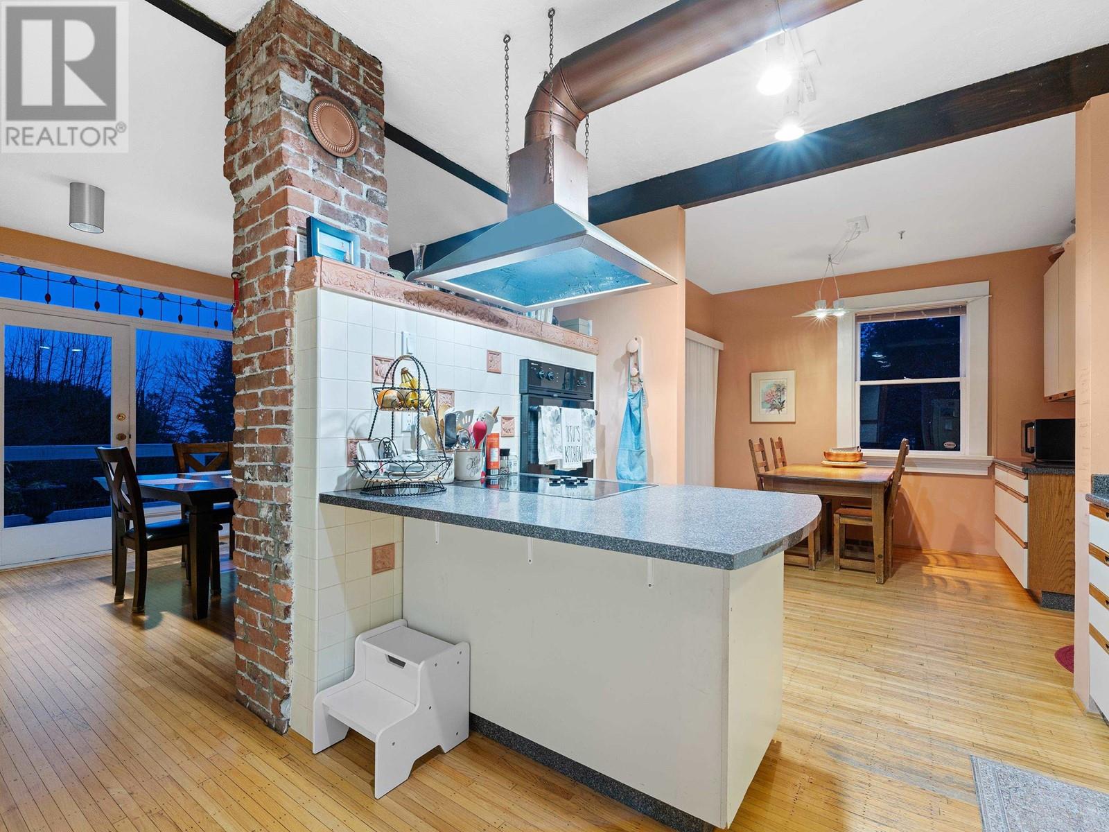 194 E Osborne Road, North Vancouver, British Columbia  V7N 1L9 - Photo 11 - R2971659