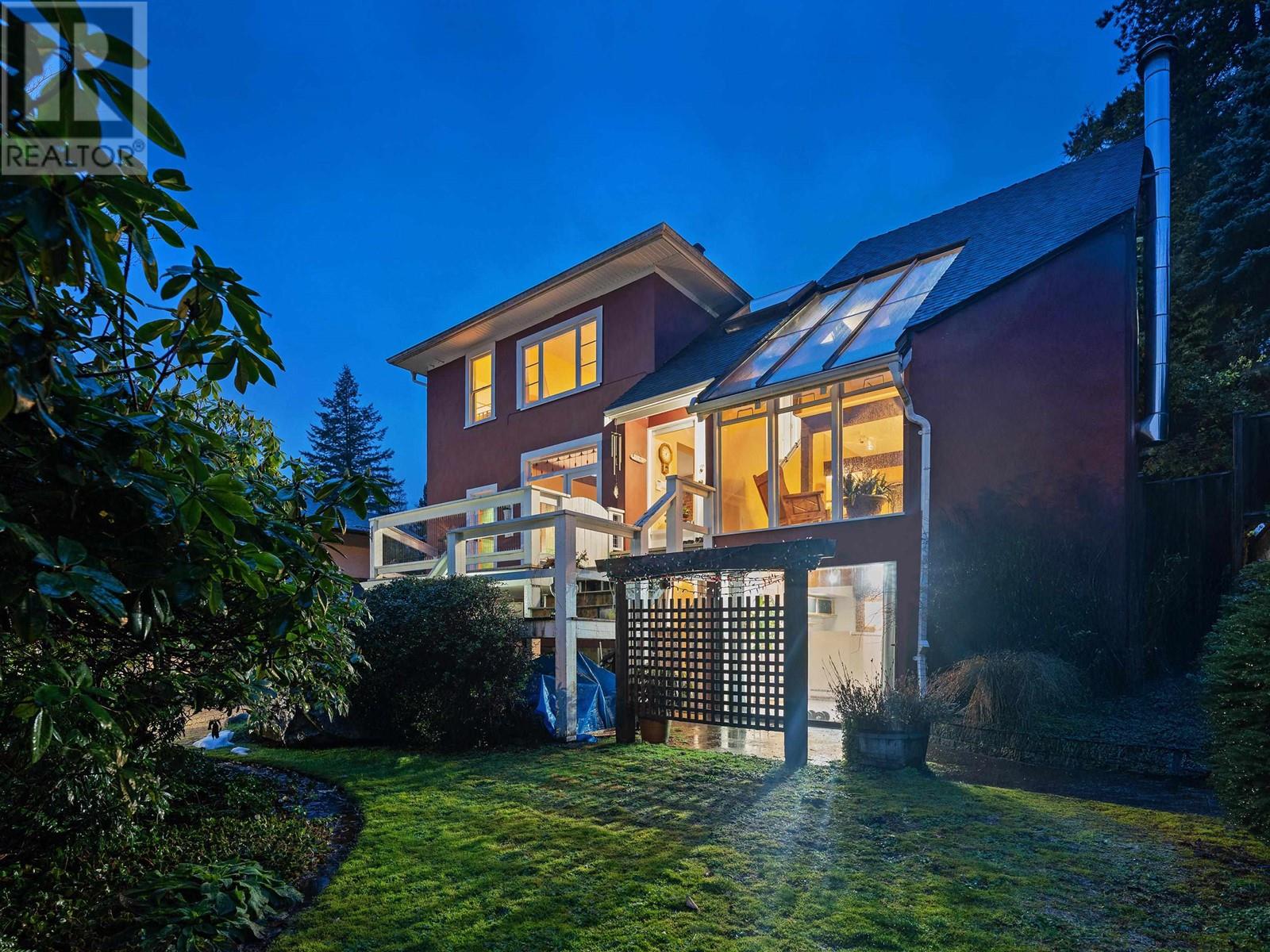 194 E Osborne Road, North Vancouver, British Columbia  V7N 1L9 - Photo 2 - R2971659