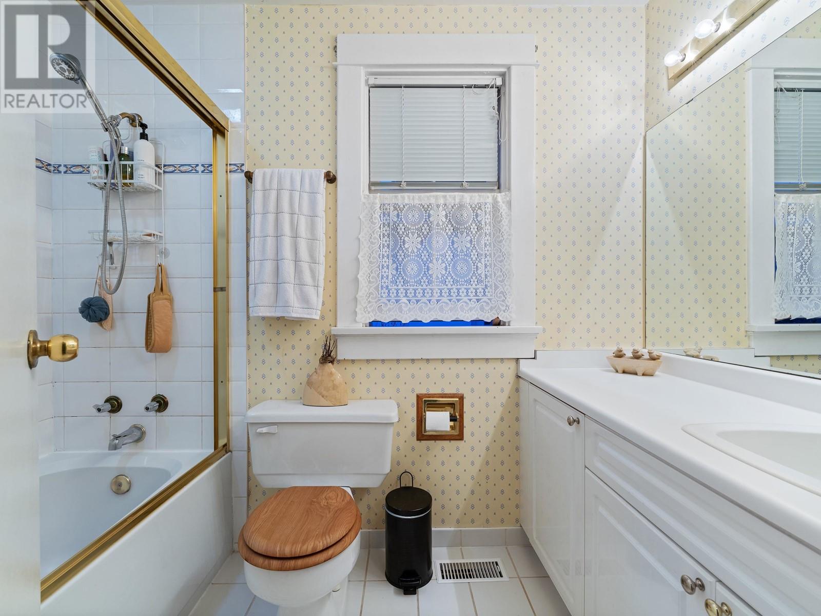194 E Osborne Road, North Vancouver, British Columbia  V7N 1L9 - Photo 26 - R2971659