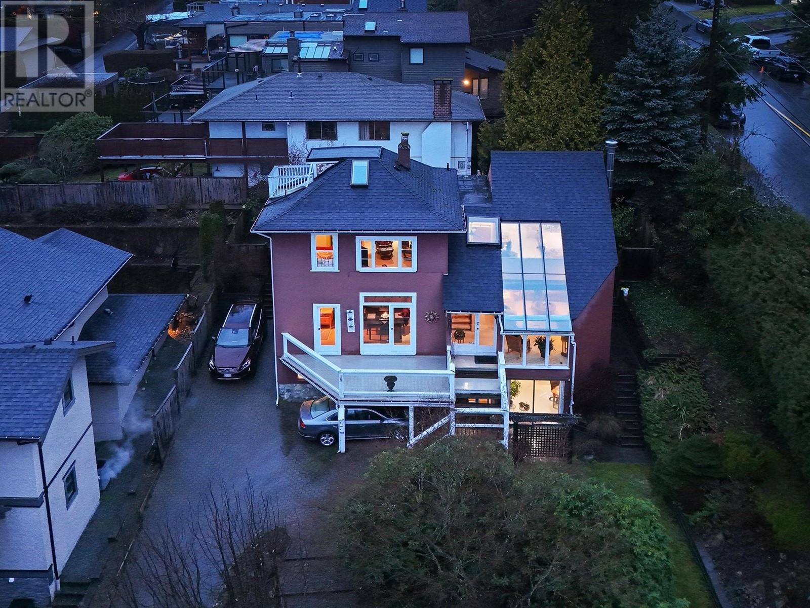 194 E Osborne Road, North Vancouver, British Columbia  V7N 1L9 - Photo 3 - R2971659
