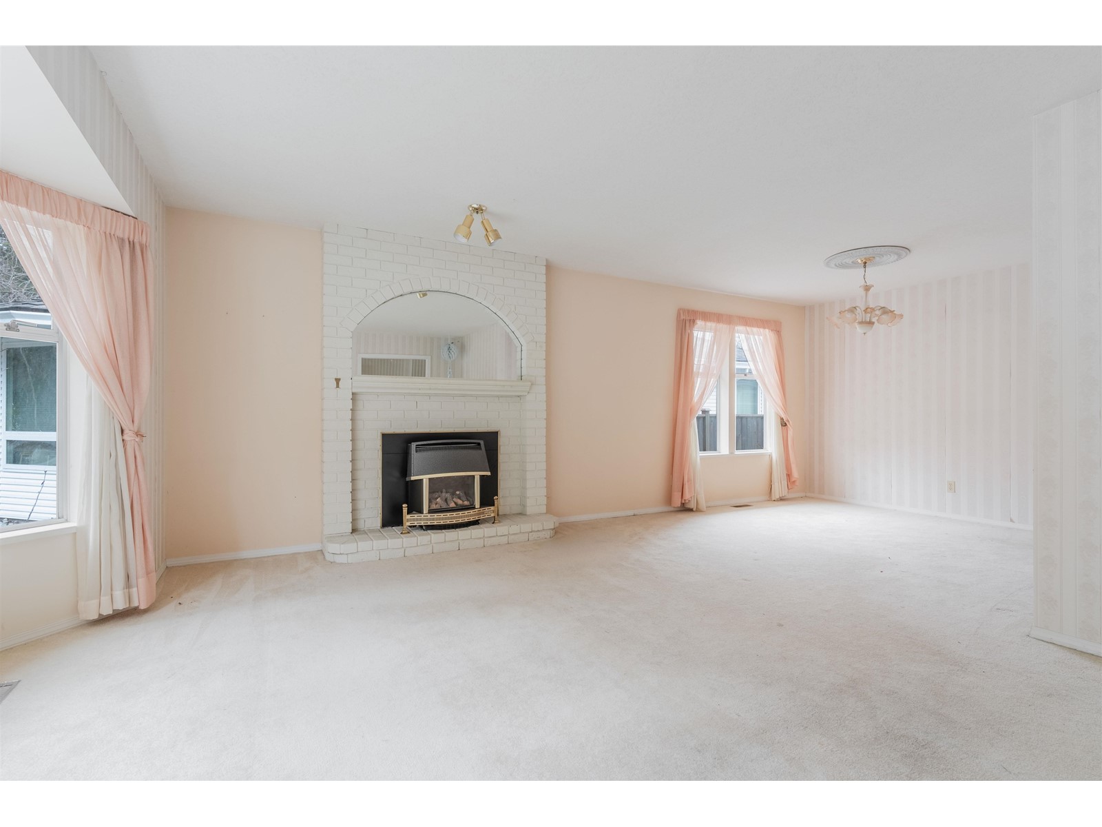Property at 14312 20 AVENUE image 3