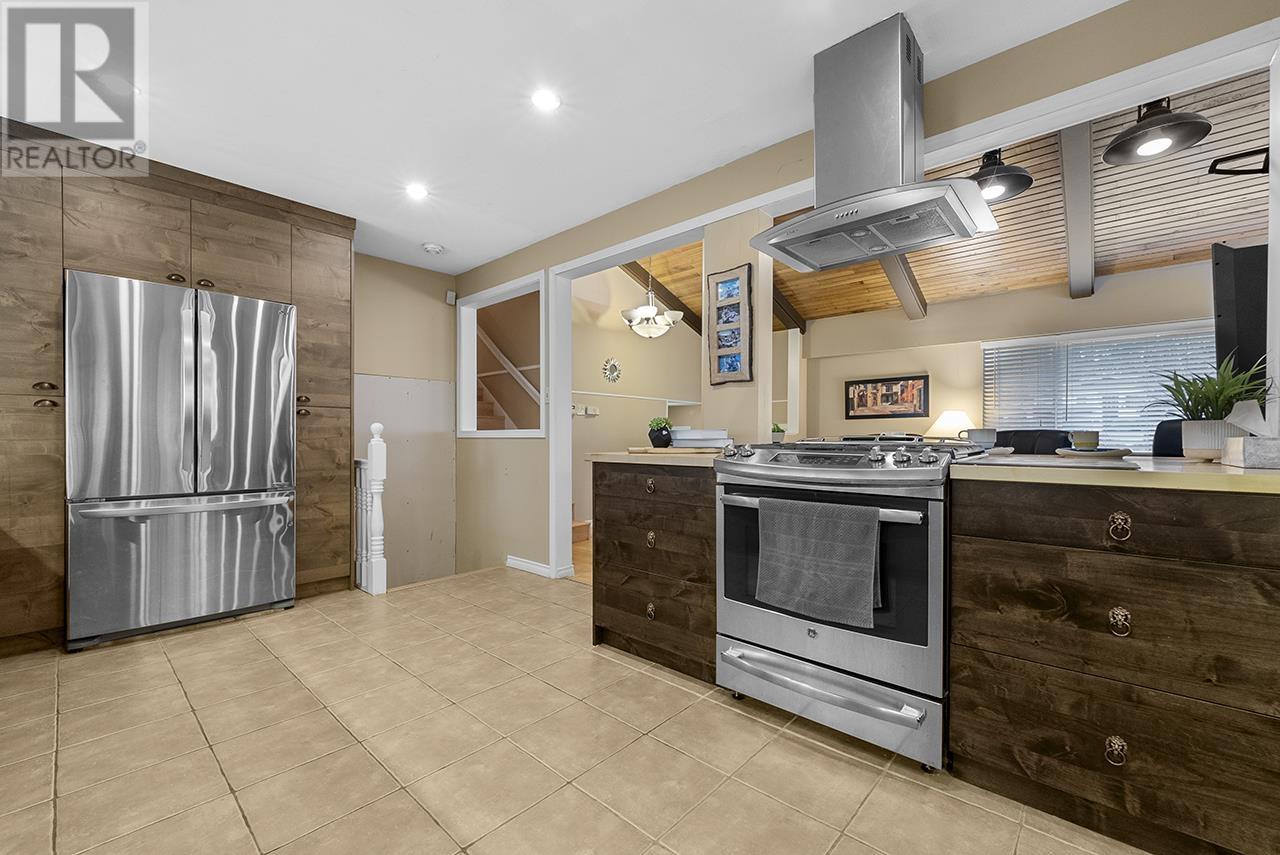 6671 Woodvale Crescent, Burnaby, British Columbia  V5B 2R6 - Photo 7 - R2971541