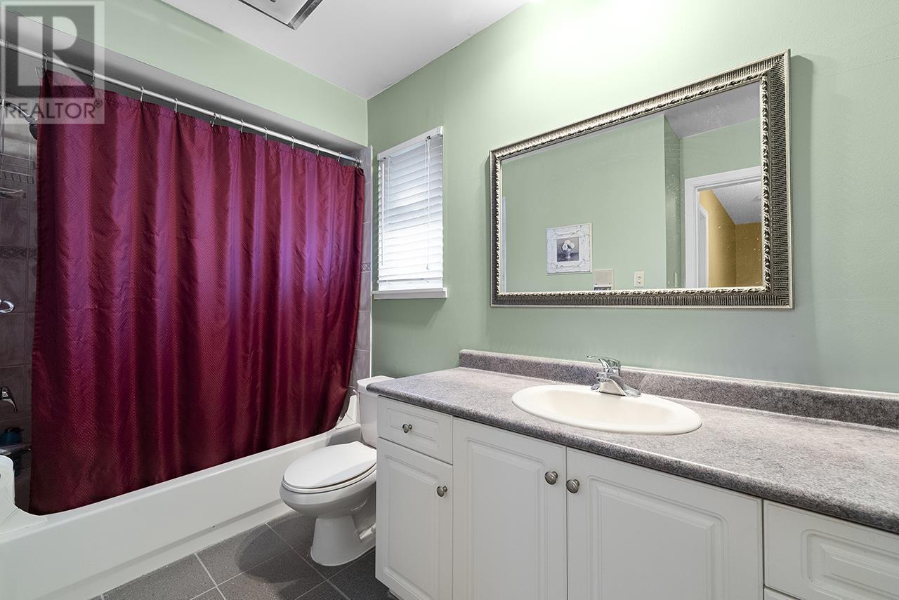 6671 Woodvale Crescent, Burnaby, British Columbia  V5B 2R6 - Photo 11 - R2971541