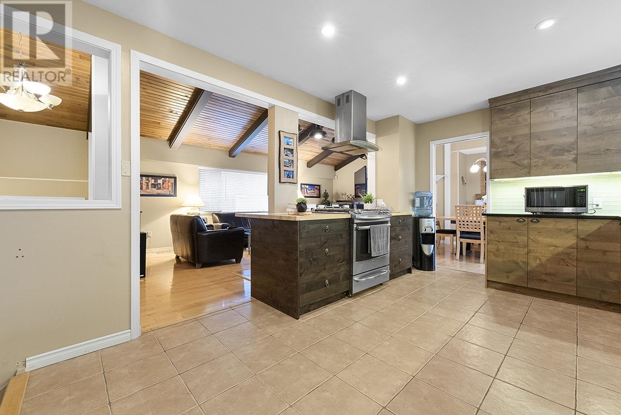 6671 Woodvale Crescent, Burnaby, British Columbia  V5B 2R6 - Photo 6 - R2971541