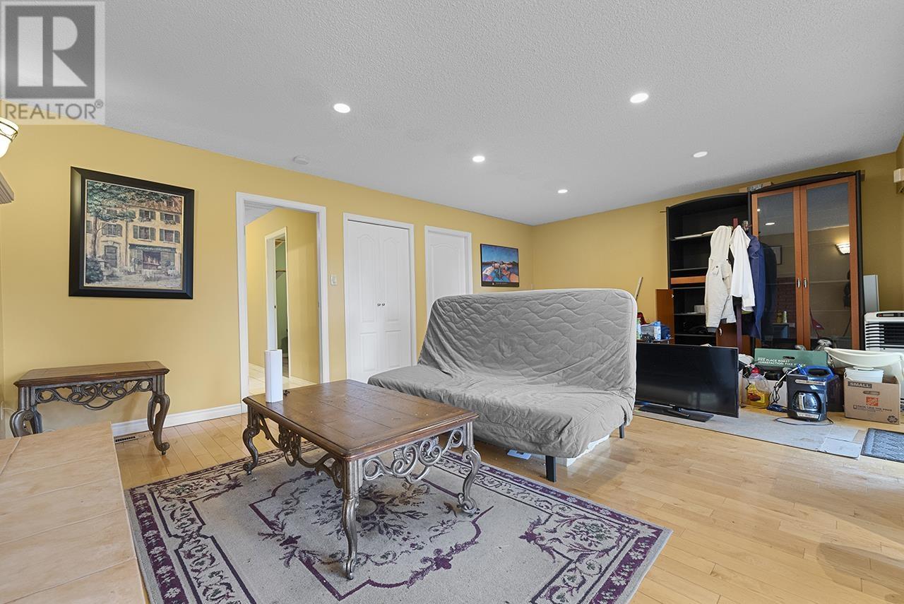 6671 Woodvale Crescent, Burnaby, British Columbia  V5B 2R6 - Photo 16 - R2971541