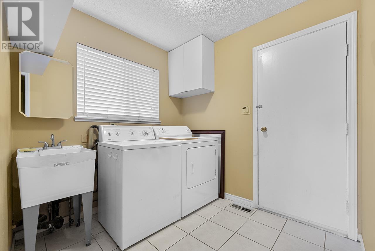 6671 Woodvale Crescent, Burnaby, British Columbia  V5B 2R6 - Photo 21 - R2971541