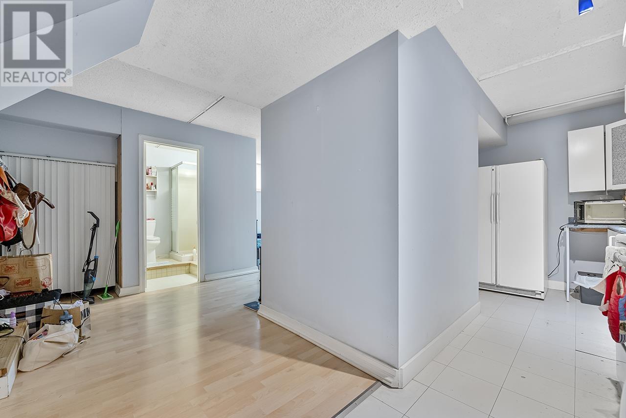 6671 Woodvale Crescent, Burnaby, British Columbia  V5B 2R6 - Photo 22 - R2971541