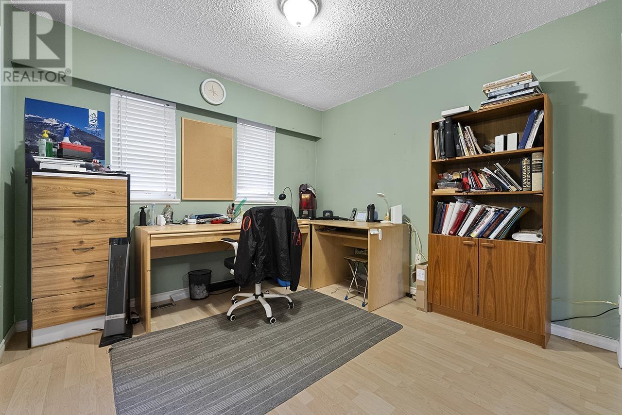 6671 Woodvale Crescent, Burnaby, British Columbia  V5B 2R6 - Photo 8 - R2971541