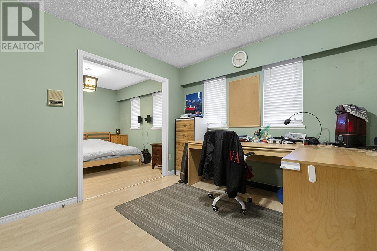 6671 Woodvale Crescent, Burnaby, British Columbia  V5B 2R6 - Photo 9 - R2971541