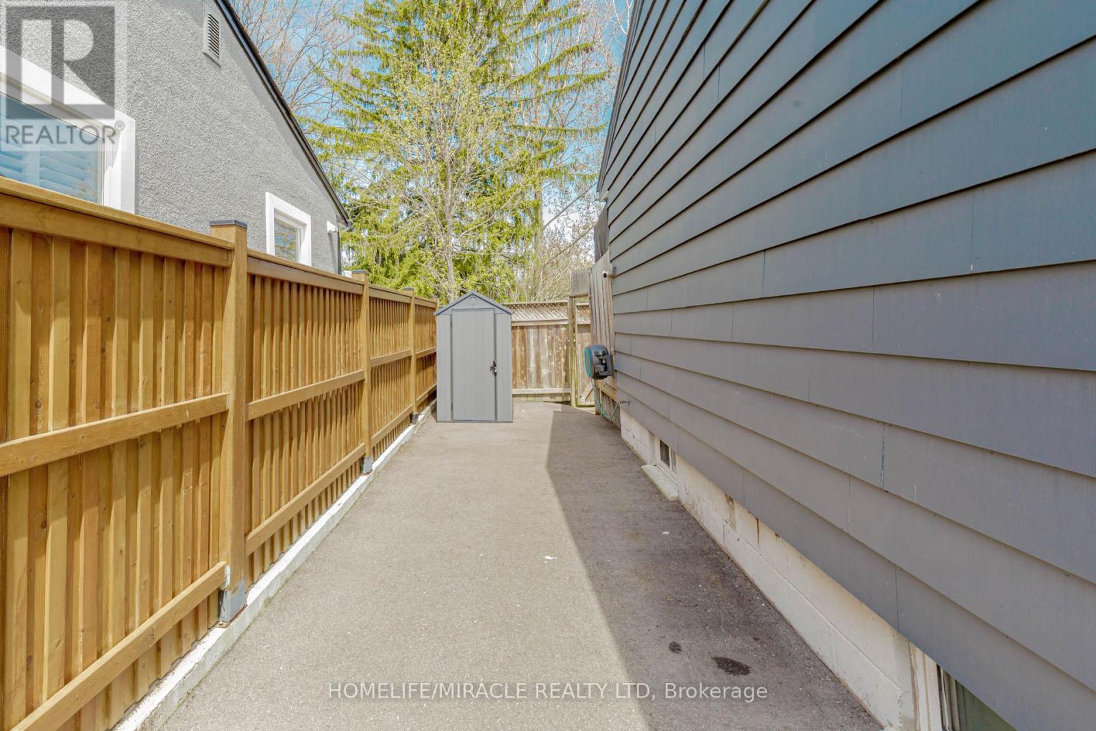 1057 Roosevelt Road, Mississauga, Ontario  L5G 3Y6 - Photo 4 - W11992582