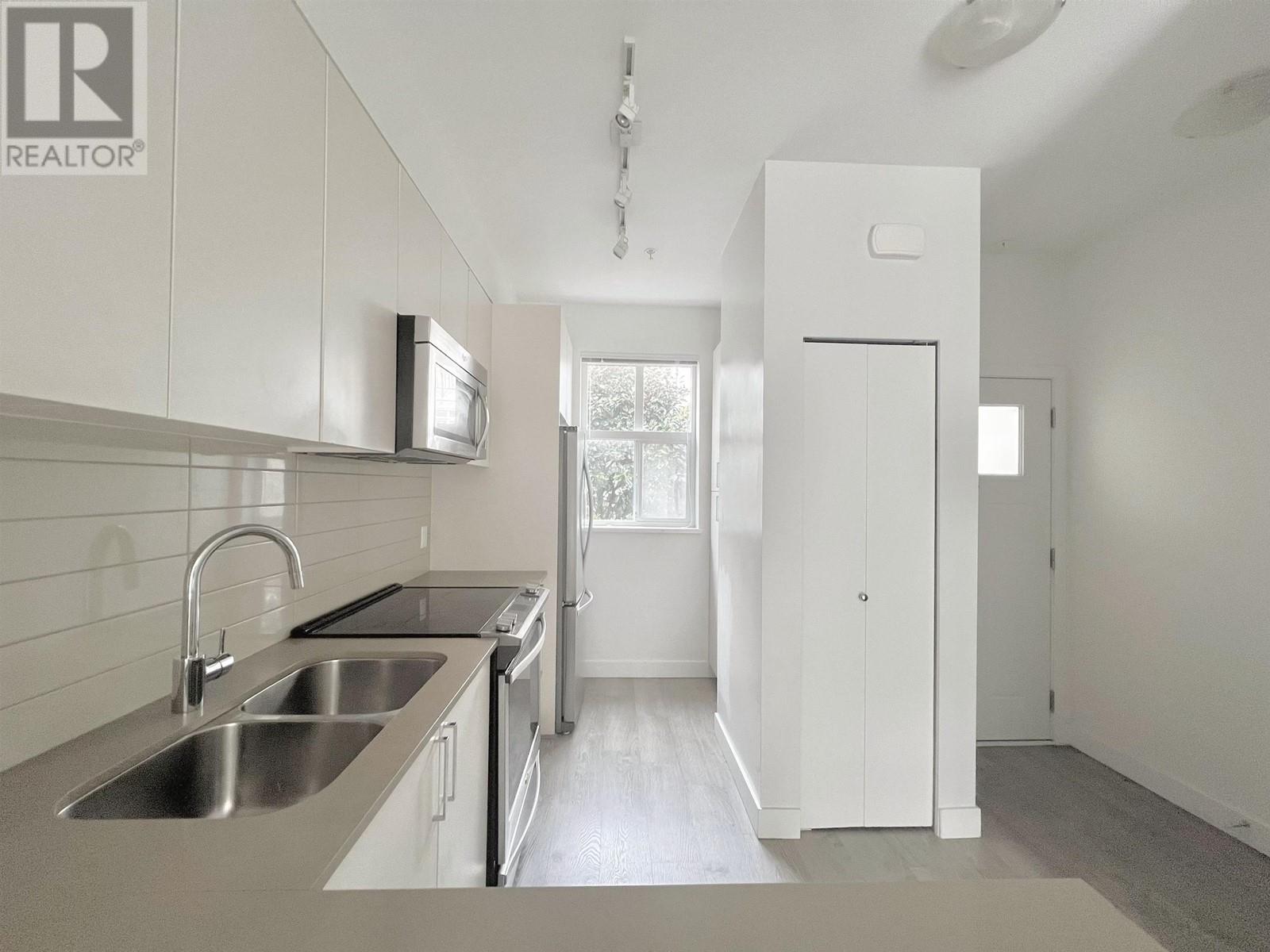 Listing Picture 9 of 19 : 116 7250 18TH AVENUE, Burnaby / 本拿比 - 魯藝地產 Yvonne Lu Group - MLS Medallion Club Member